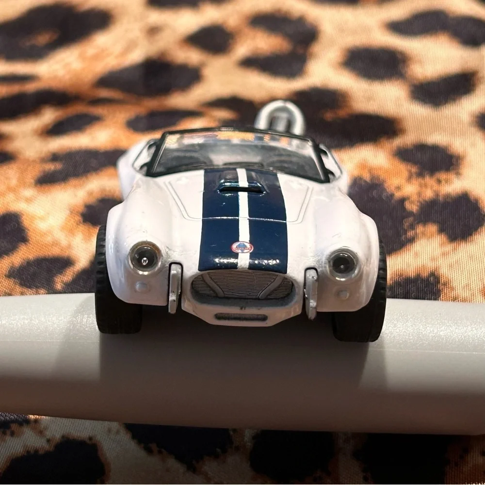Kinsmart 32 scale